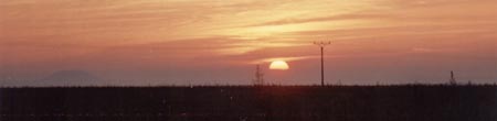 Drnek - vchod Slunce o Beltinu 2003, vlevo dobe patrn silueta hory p.