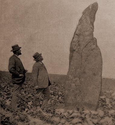 Menhir u Klobuk (severn strana)(echy pedhistorick. Dr. J.P, 1899, str.68