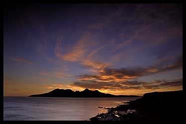 Zapad slunce nad ostrovem Rum - foceno z ostrova Eigg