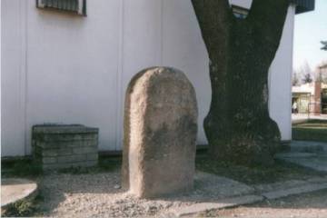 Pohled na kámen v Tuchlovicích.