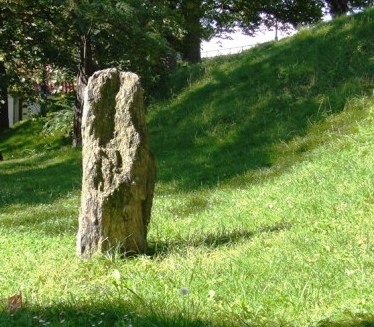 Starobylý kámen za rotundou sv. Martina na Vyšehradě