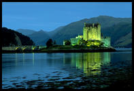 Hrad Eilean Donan na jezere Loch Duich v noci