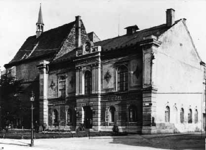 Bývalý městský úřad a spořitelna v Nymburce na místě dnešního Hálkova divadla - kolem roku 1900