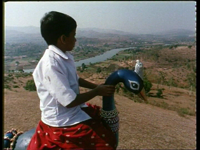 foto z filmu Kshya Tra Ghya - chlapec letí na labuti