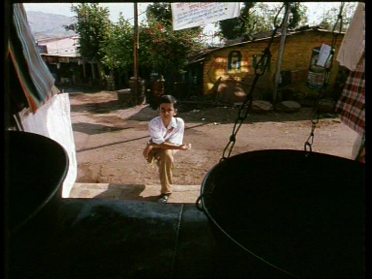 foto z filmu Kshya Tra Ghya - chlapec kouká do obchodu a život běží