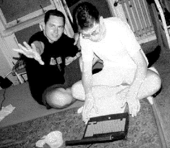 Pajkus (aka m0dus, vlevo) a Dzajro (aka Debo, vpravo) hackují
z internátu v Mlynskej doline v Bratislavě (léto 1996)...